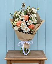 Букет цветов из:  Альстромерии, Лизиантусы, Розы и Хризантемы в Бродовом