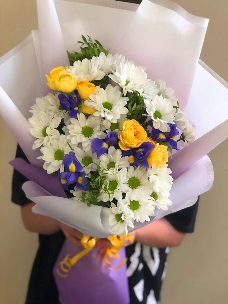 Букет цветов из: Ирисы, Хризантемы и Розы в Бродовом