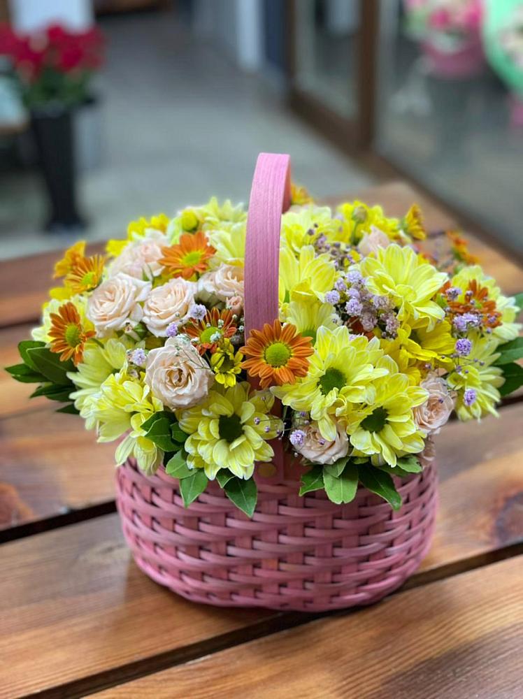 Цветочная композиция из Хризантемы и Розы в корзине в Бродовом
