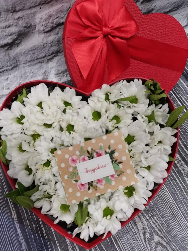 Цветочная композиция из Хризантемы в виде сердца в Бродовом