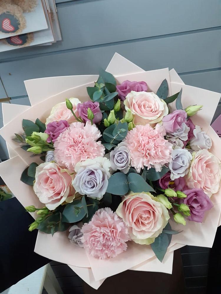 Букет цветов из: Розы, Гвоздики и Лизиантусы в Бродовом